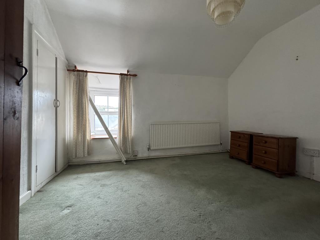 Lot: 96 - TWO-BEDROOM DETACHED COTTAGE - Double bedroom